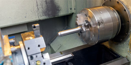 Panduan Lengkap Cara Kerja Mesin Bubut: Bagian, Proses, Kelebihan, dan Perbedaan dengan Mesin CNC