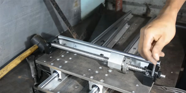 Sistem lead screw dan linear rail pada mesin milling custom untuk pergerakan sumbu