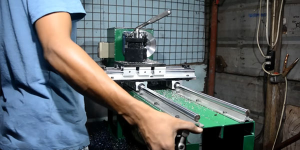 Cara kalibrasi sumbu X, Y, Z pada mesin milling rakitan