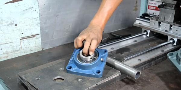 Pemasangan bearing pillow block pada poros mesin milling custom untuk sistem gerak