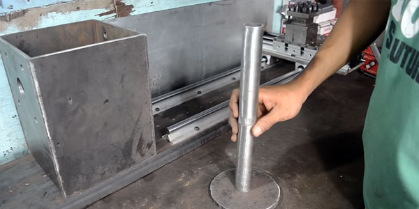 Komponen poros dan base rangka mesin milling custom sebelum perakitan