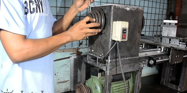 Pemasangan pulley dan belt drive pada spindle mesin milling custom