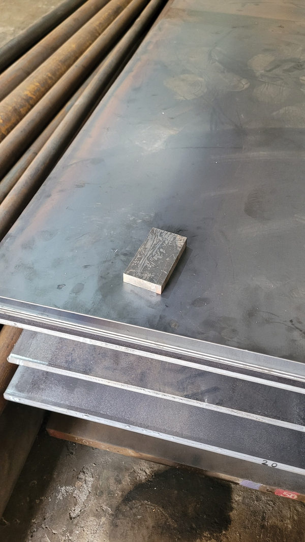 Contoh plat baja VCN potong ukuran di atas lembaran