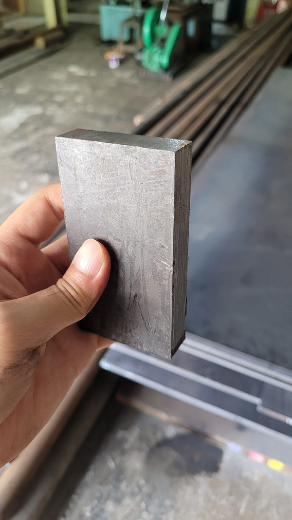 Contoh ukuran potong Baja Plat VCN di tangan