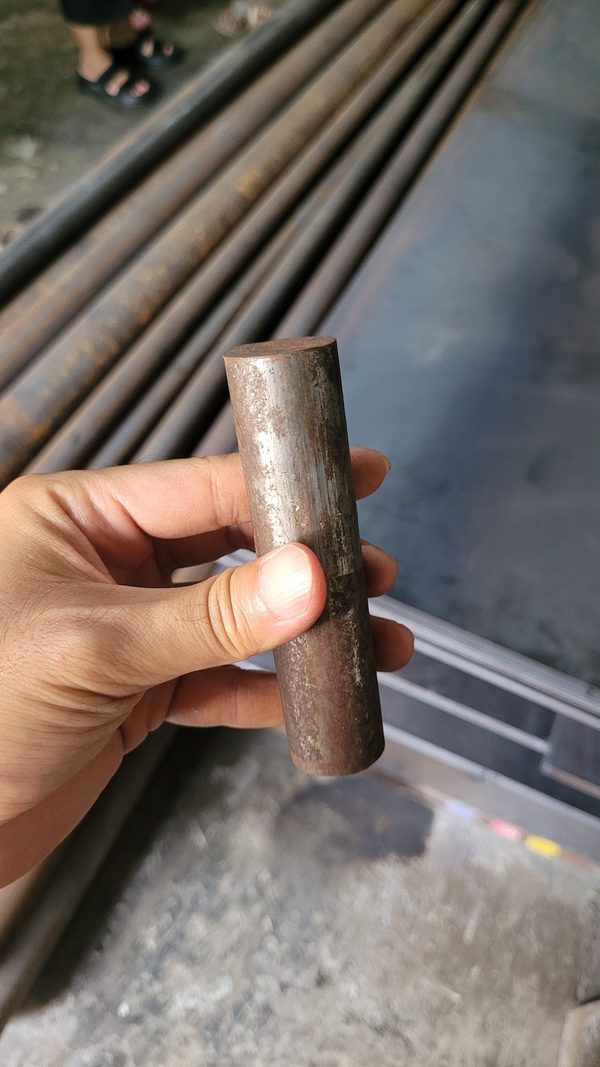 Detail ukuran batang besi as ST37 dalam genggaman