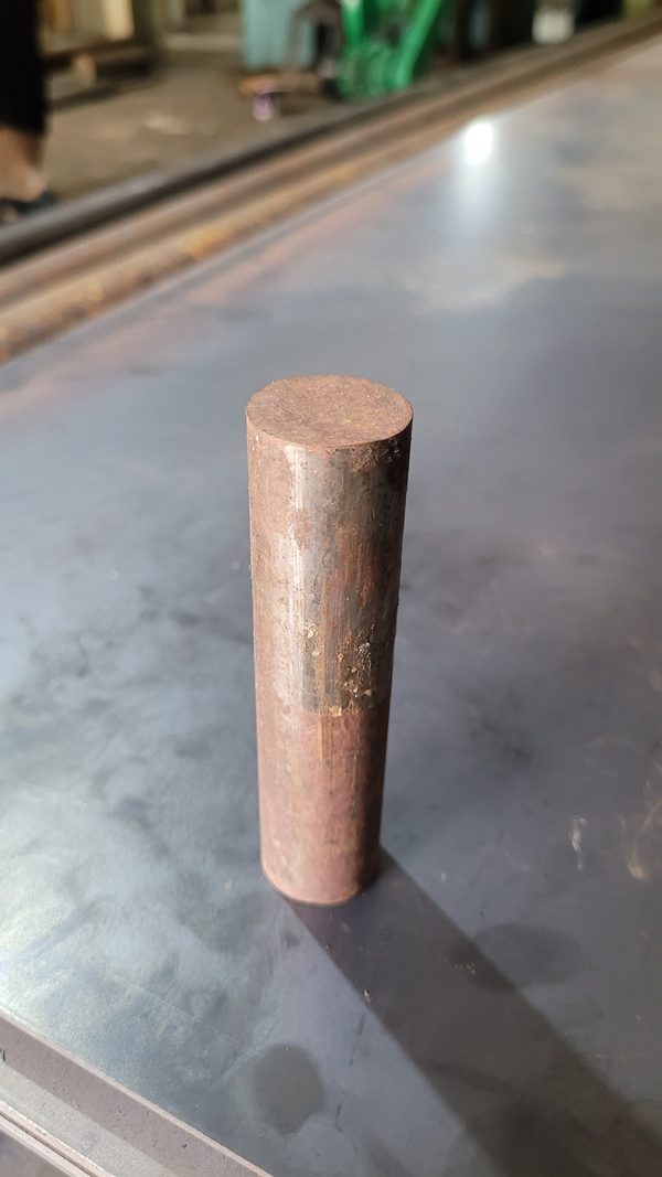 Besi as bulat ST37 tampak berdiri