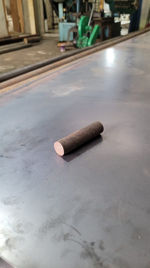 Contoh batang round bar ST90 di gudang