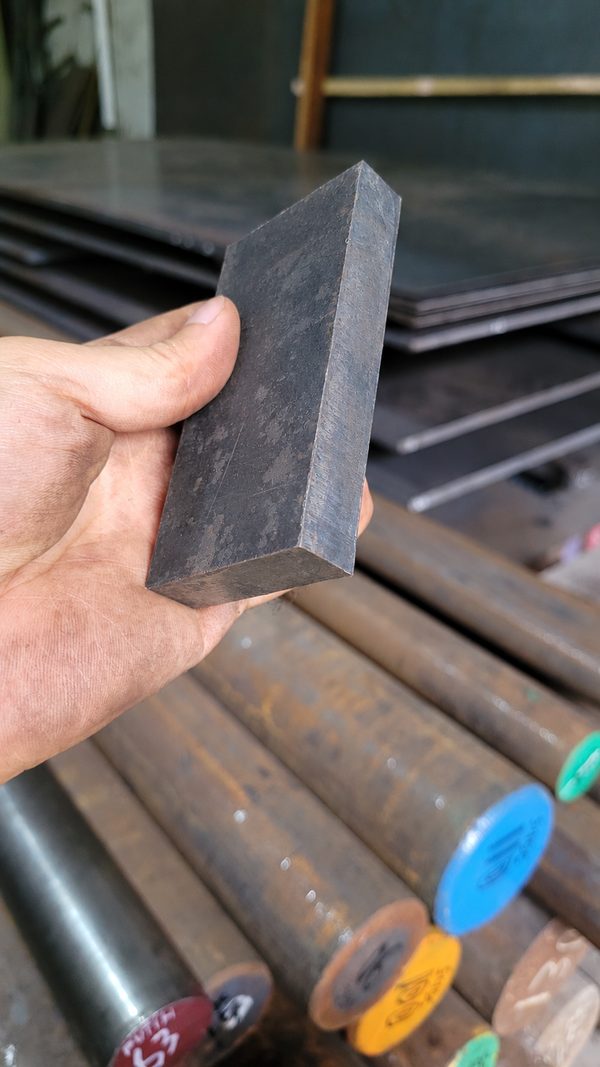 Besi plat hitam potongan persegi panjang tampak dari samping