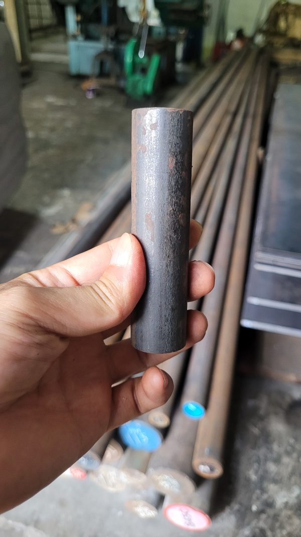 Besi as baja SCM440 di depan susunan batang besi