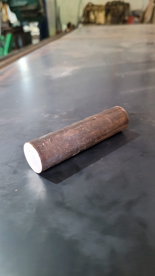 As baja VCL bulat di atas meja