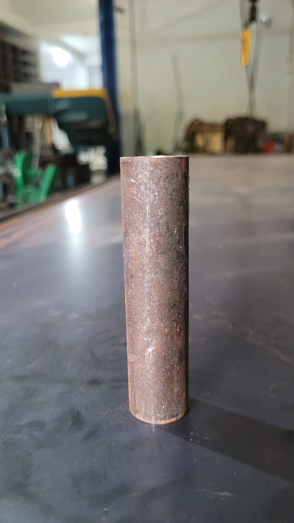 As baja VCL berdiri di atas meja