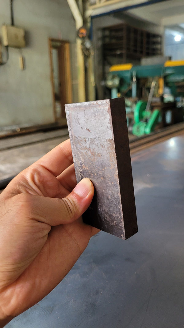 Contoh ukuran potong plat besi ST41 di tangan