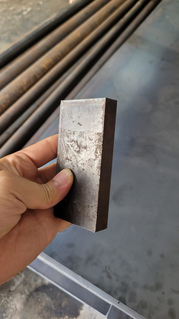 Permukaan dan tebal contoh potongan plat baja ST41