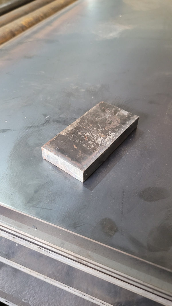 Potongan plat besi ST41 tampak miring