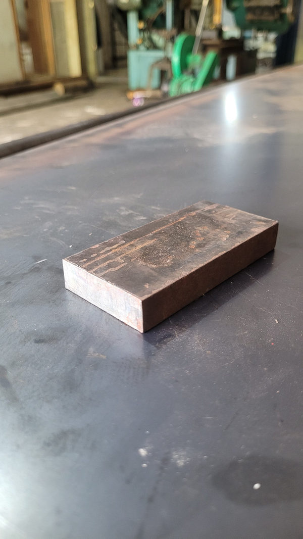 Contoh potongan plat besi ST42 dalam posisi mendatar