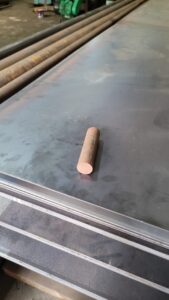 Contoh batang besi as SS400 di gudang