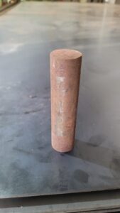 Besi as bulat SS400 tampak berdiri