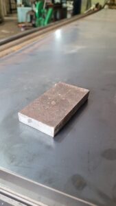 Potongan besi plat SS400 tampak dari atas