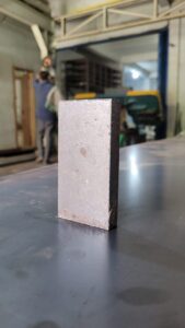 Potongan besi plat SS400 berdiri tegak